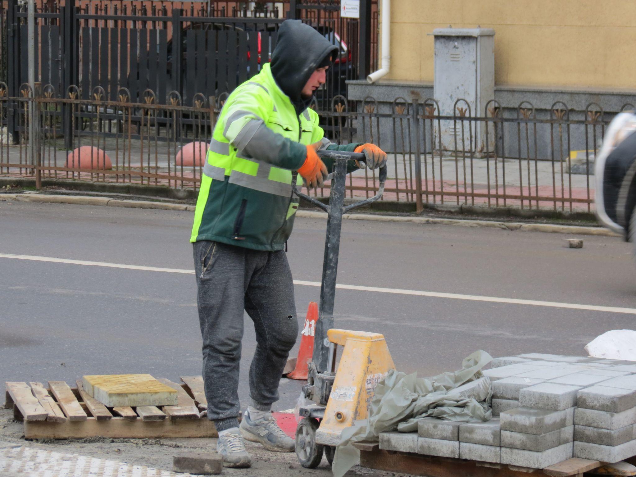 Новини Тернополя - фото з На Замковій знижують висоту бордюрів на переходах та кладуть тактильну плитку