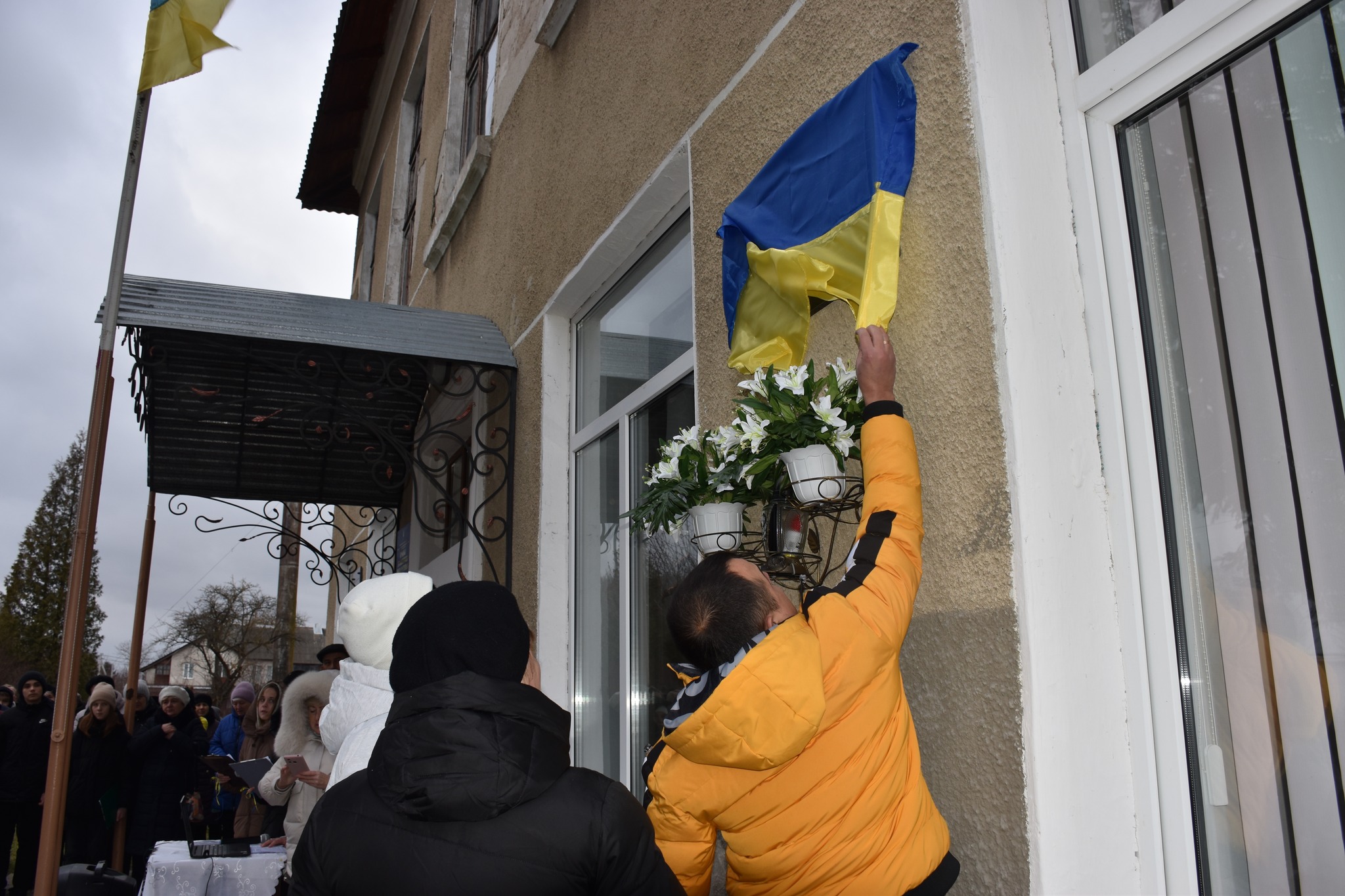 Новини Тернополя - фото з Воїну назавжди 28: у Бучачі відкрили меморіальну дошку Герою Тарасу Єднаку На зображенні може бути: 7 людей та текст