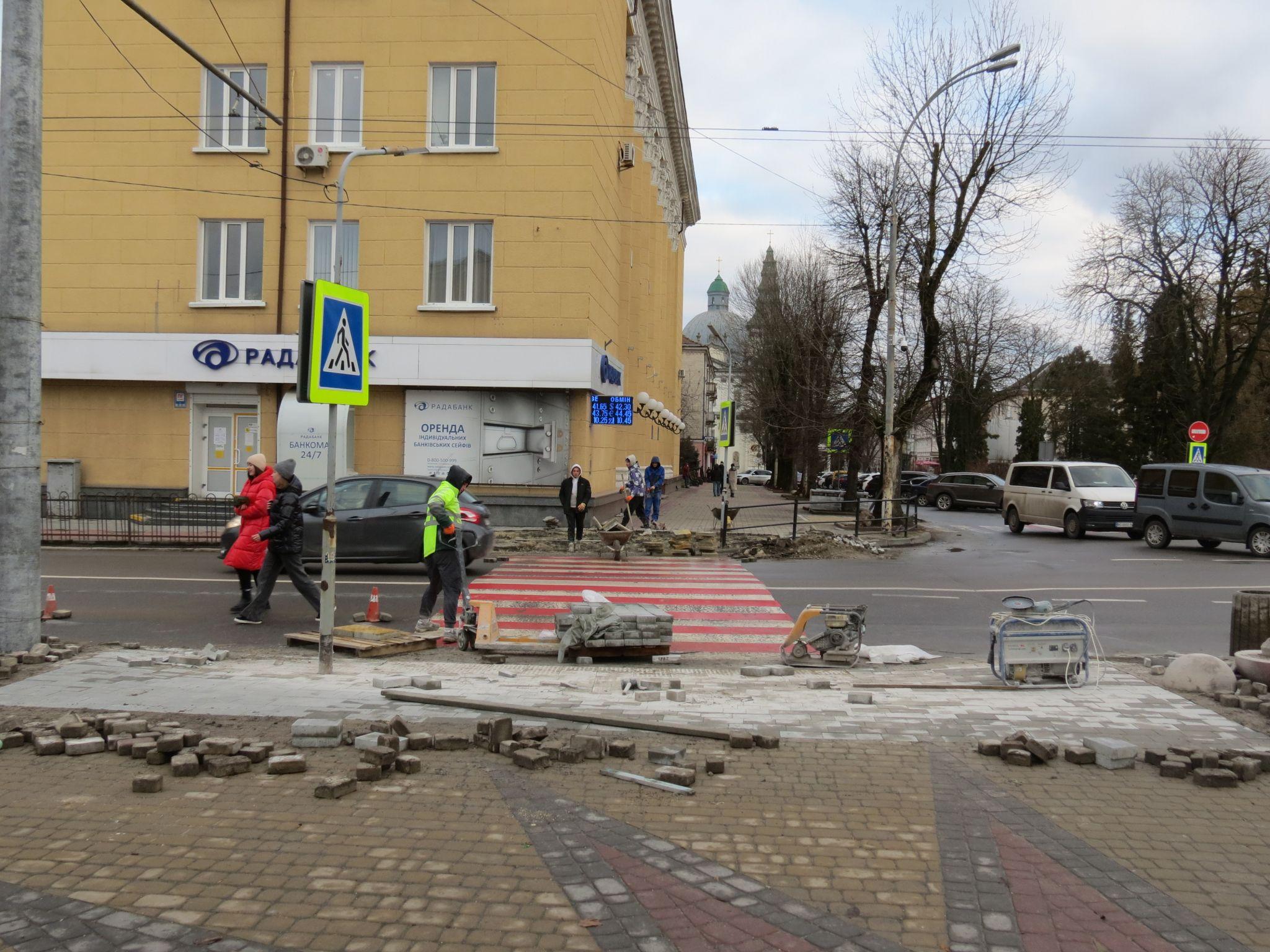 Новини Тернополя - фото з На Замковій знижують висоту бордюрів на переходах та кладуть тактильну плитку