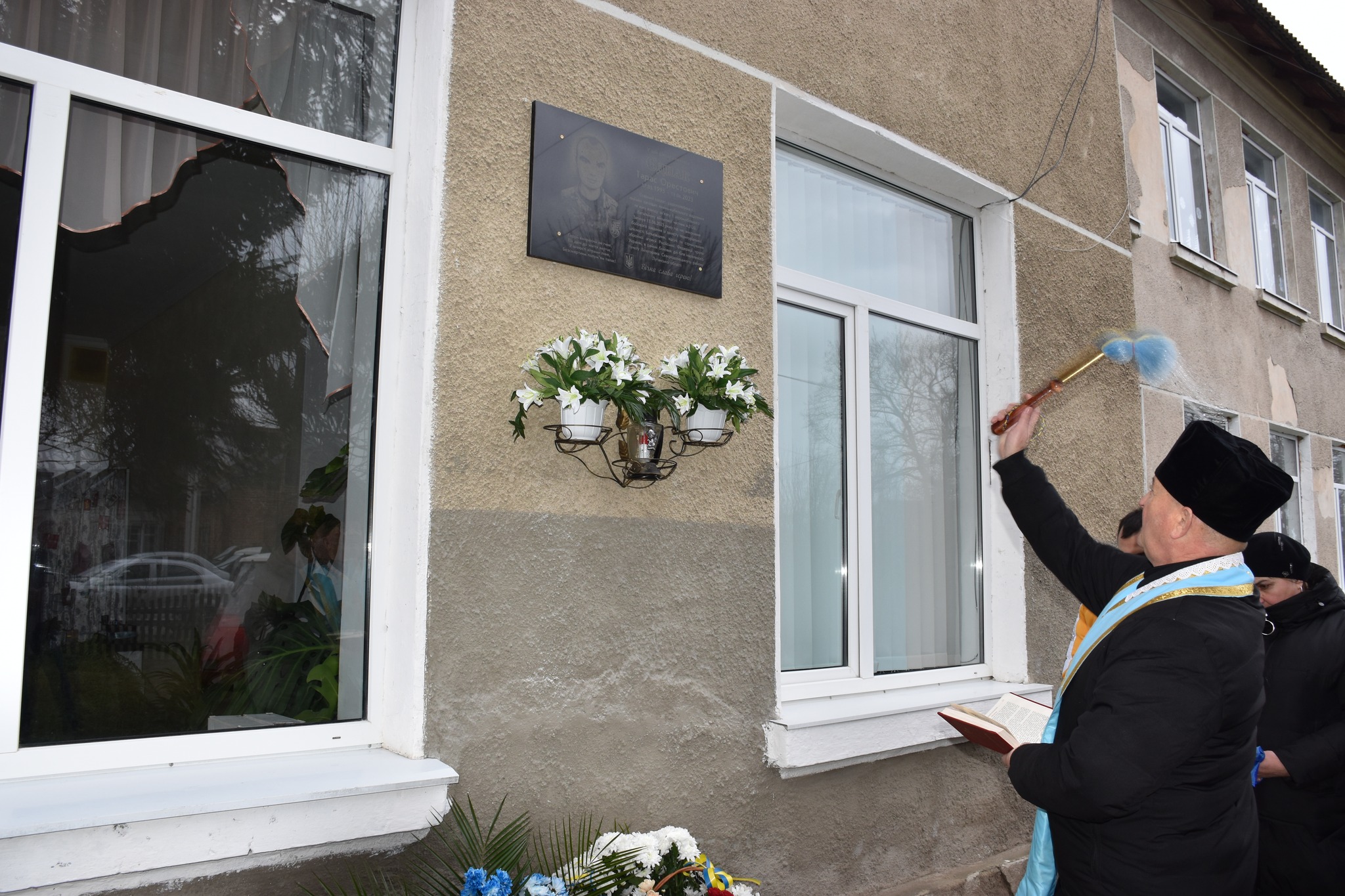 Новини Тернополя - фото з Воїну назавжди 28: у Бучачі відкрили меморіальну дошку Герою Тарасу Єднаку На зображенні може бути: 3 людини