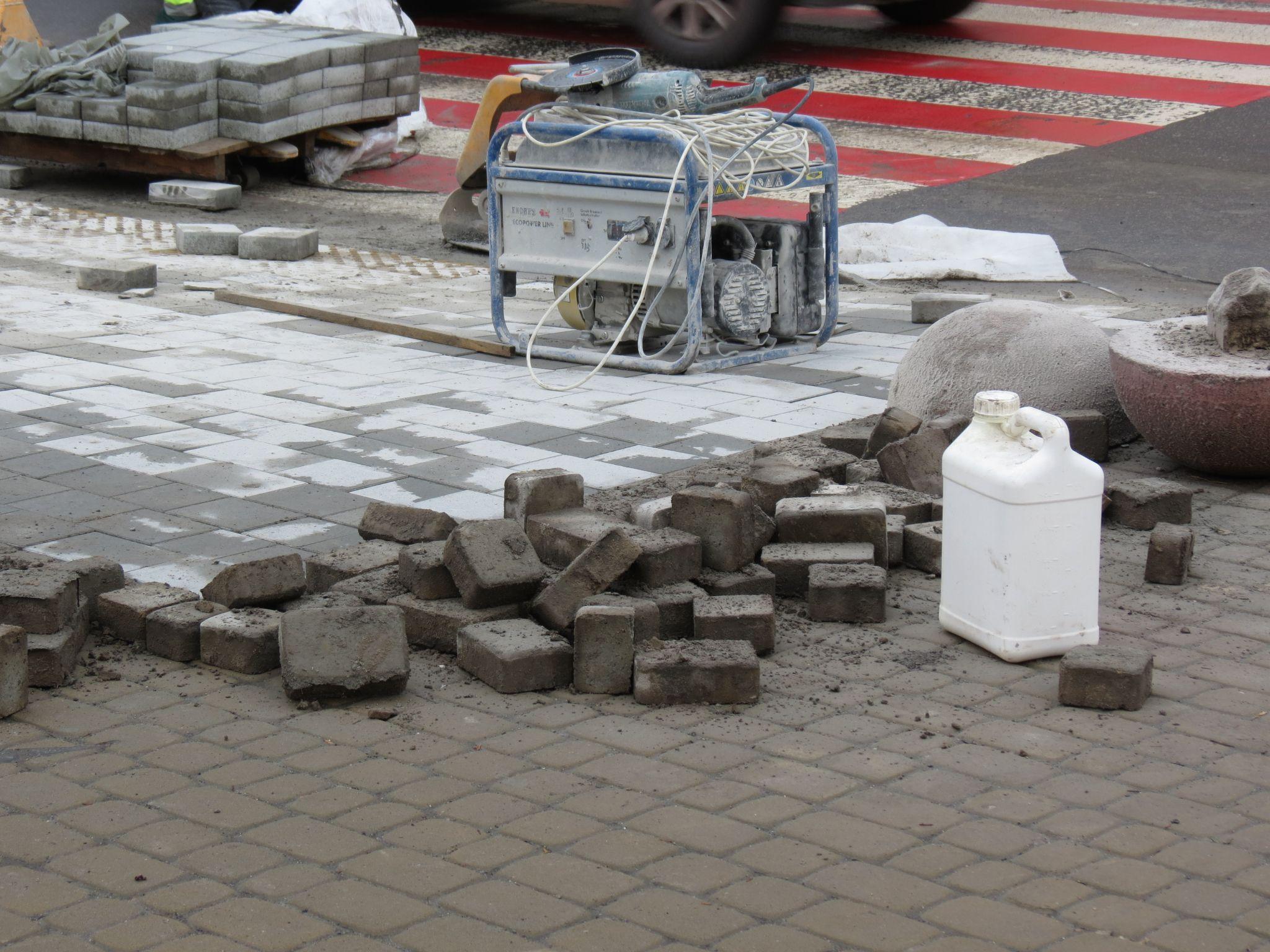 Новини Тернополя - фото з На Замковій знижують висоту бордюрів на переходах та кладуть тактильну плитку