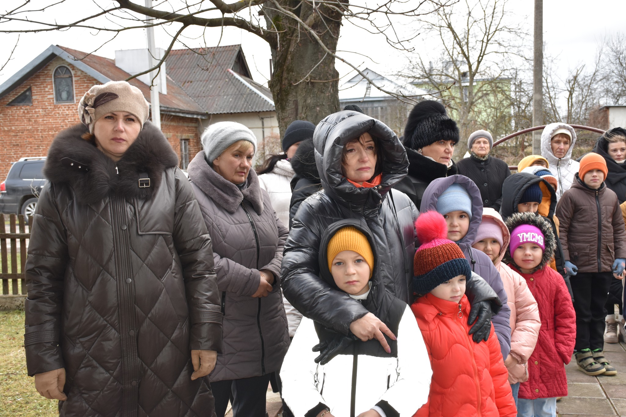 Новини Тернополя - фото з Воїну назавжди 28: у Бучачі відкрили меморіальну дошку Герою Тарасу Єднаку На зображенні може бути: 9 людей, дитина та пуховик на гусячому пуху