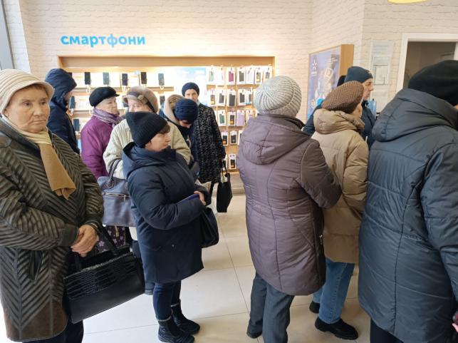 Новини Тернополя - фото з В магазинах Київстар чималі черги: тернополяни змінюють тарифи через зростання вартості