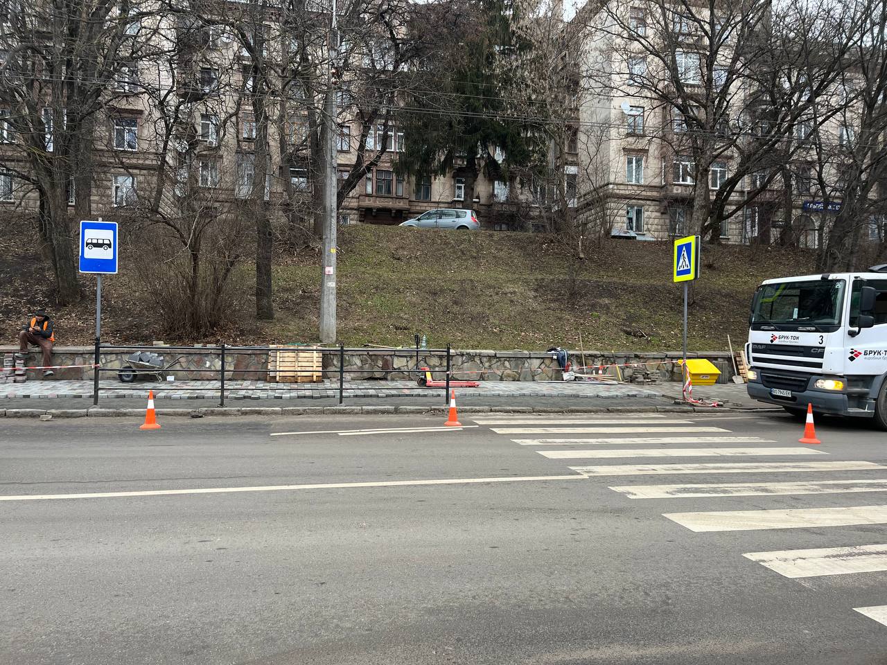 Новини Тернополя - фото з Бруківка замість старого асфальту: на Острозького оновлюють тротуар