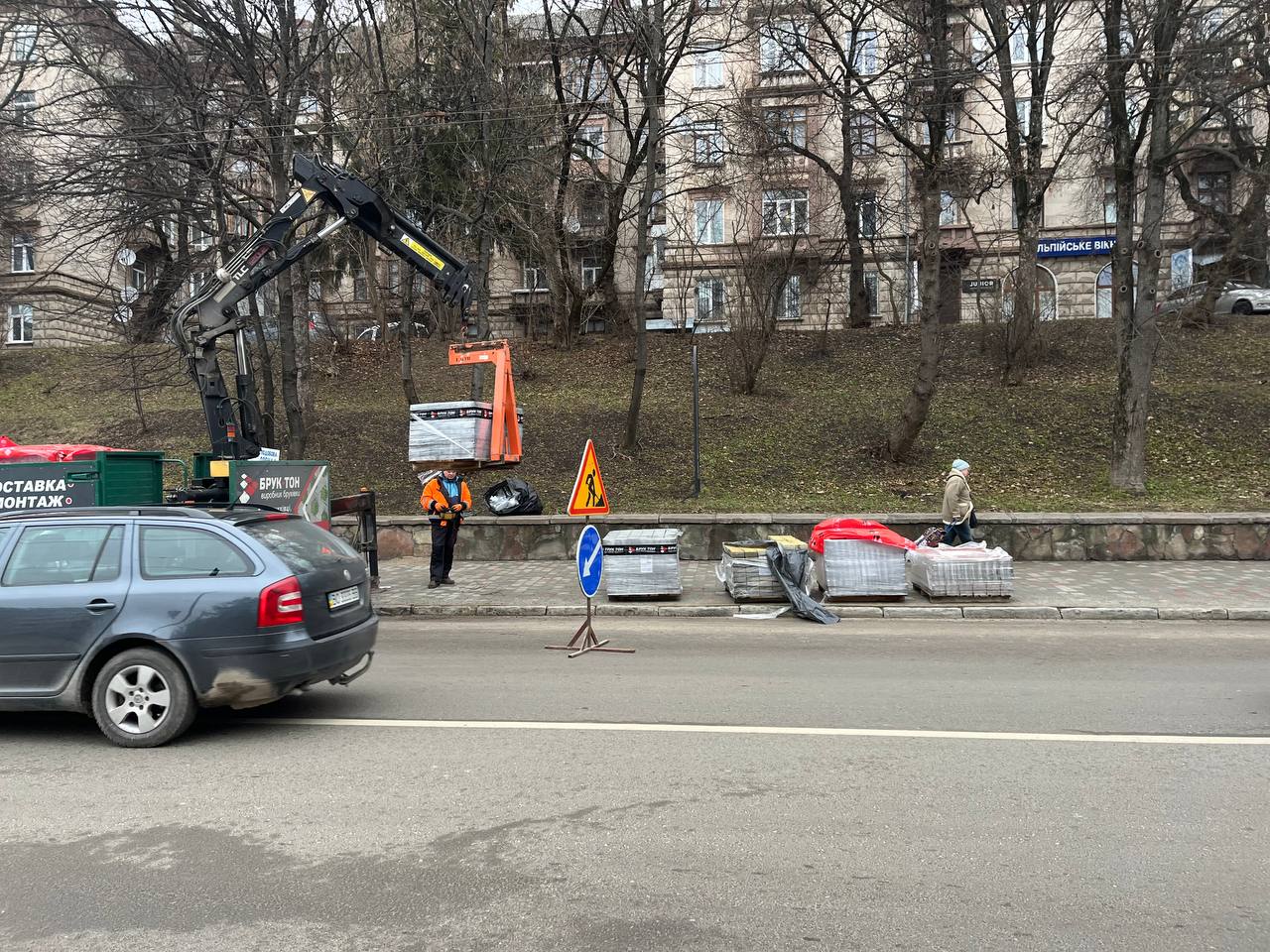 Новини Тернополя - фото з Бруківка замість старого асфальту: на Острозького оновлюють тротуар
