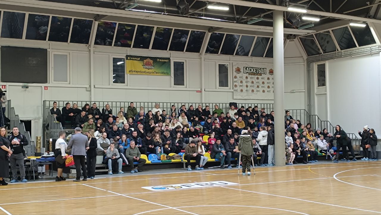 Новини Тернополя - фото з Благодійний матч між ветеранами та професійними спортсменами відбувся у Тернополі