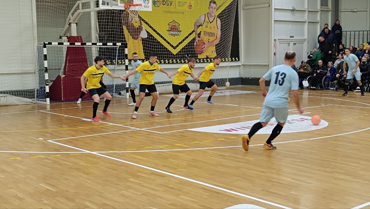 Новини Тернополя - фото з Благодійний матч між ветеранами та професійними спортсменами відбувся у Тернополі