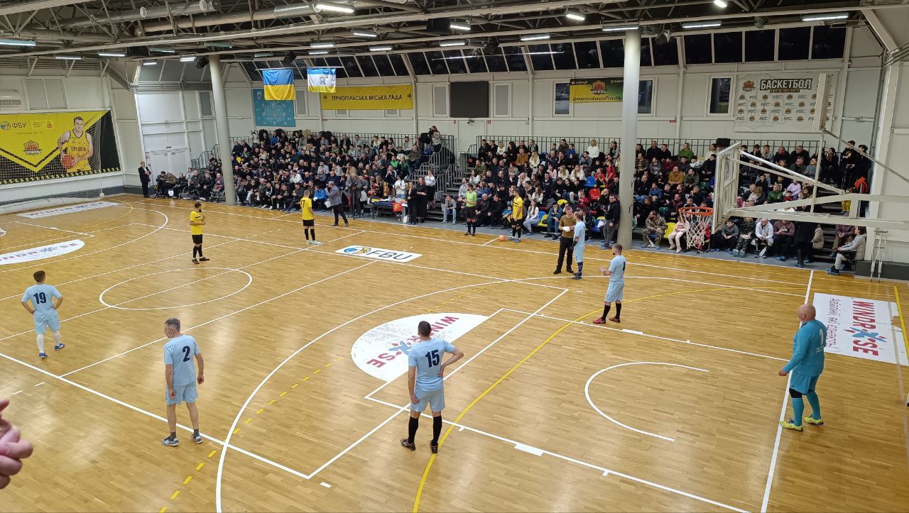 Новини Тернополя - фото з Благодійний матч між ветеранами та професійними спортсменами відбувся у Тернополі