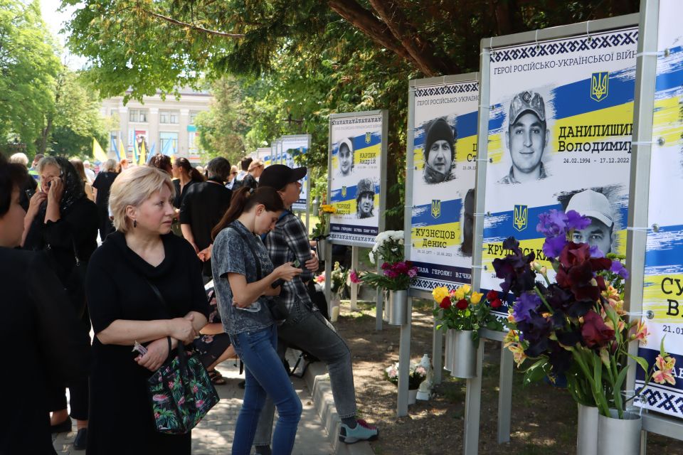 Новини Тернополя - фото з Що зробили у 2024-му в Тернополі та скільки грошей витратили На бульварі Тараса Шевченка відкрили алею пам’яті про загиблих Героїв