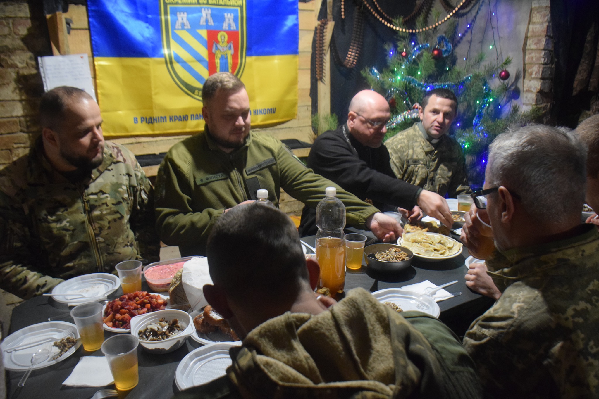 Новини Тернополя - фото з Кутя та коляда в окопах: як наші воїни відзначають Різдво в гарячих точках На зображенні може бути: 6 людей та текст
