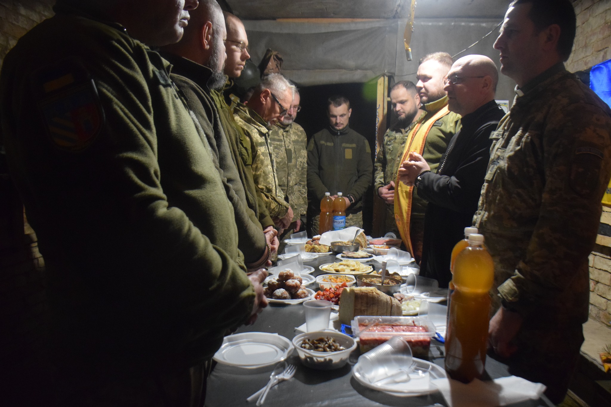 Новини Тернополя - фото з Кутя та коляда в окопах: як наші воїни відзначають Різдво в гарячих точках На зображенні може бути: 6 людей та текст