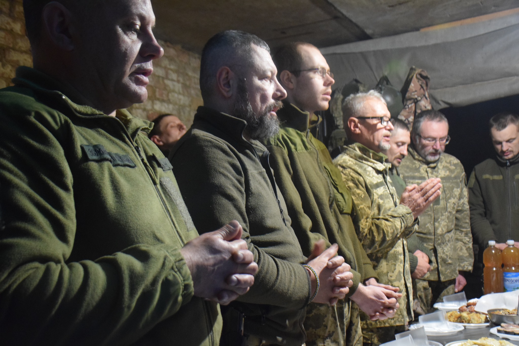 Новини Тернополя - фото з Кутя та коляда в окопах: як наші воїни відзначають Різдво в гарячих точках На зображенні може бути: 4 людини