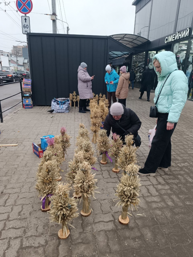 Новини Тернополя - фото з Купують ковбаси та калачі: як тернополяни готуються до Святвечора та Різдва