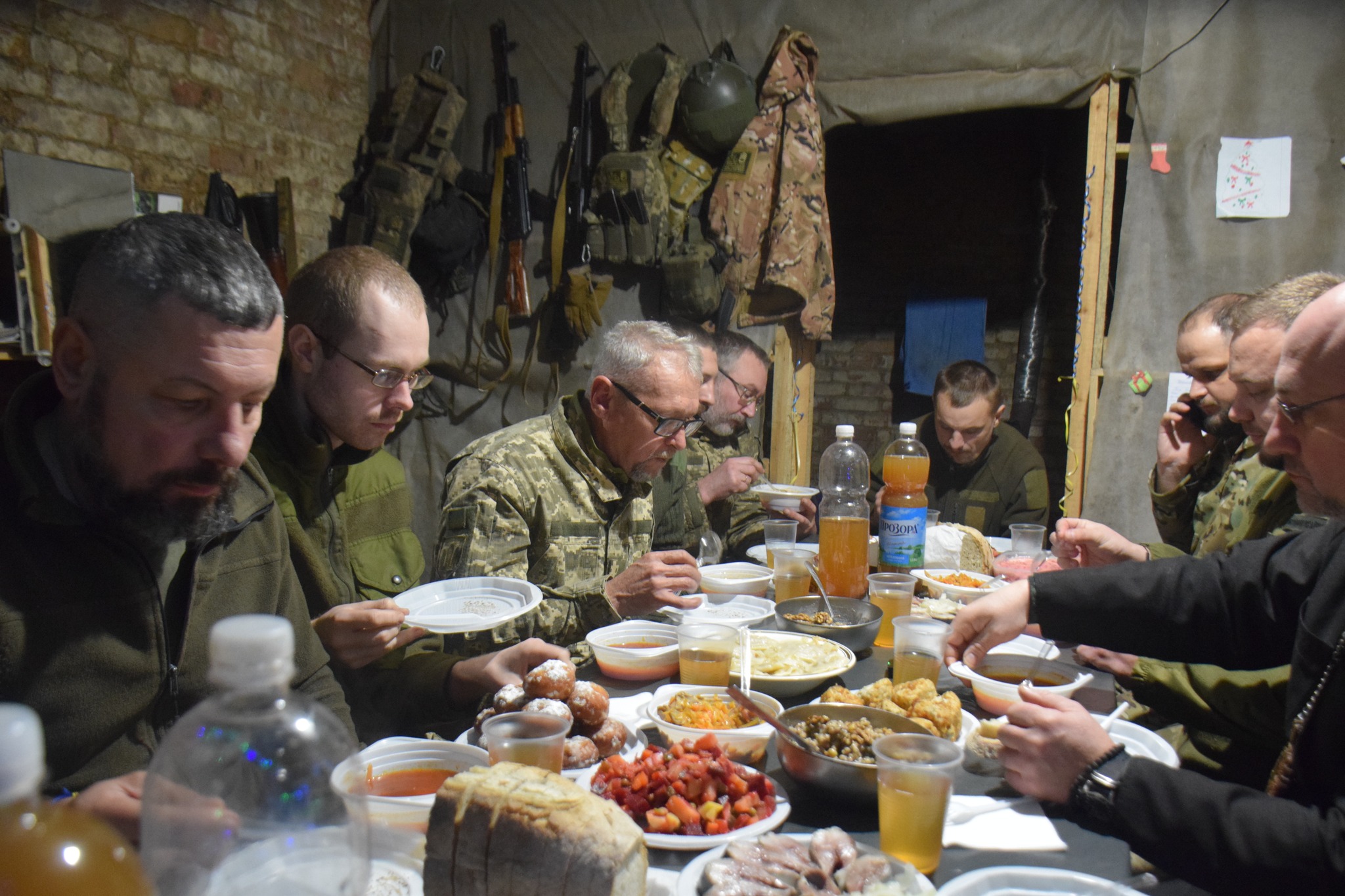 Новини Тернополя - фото з Кутя та коляда в окопах: як наші воїни відзначають Різдво в гарячих точках На зображенні може бути: 4 людини та текст