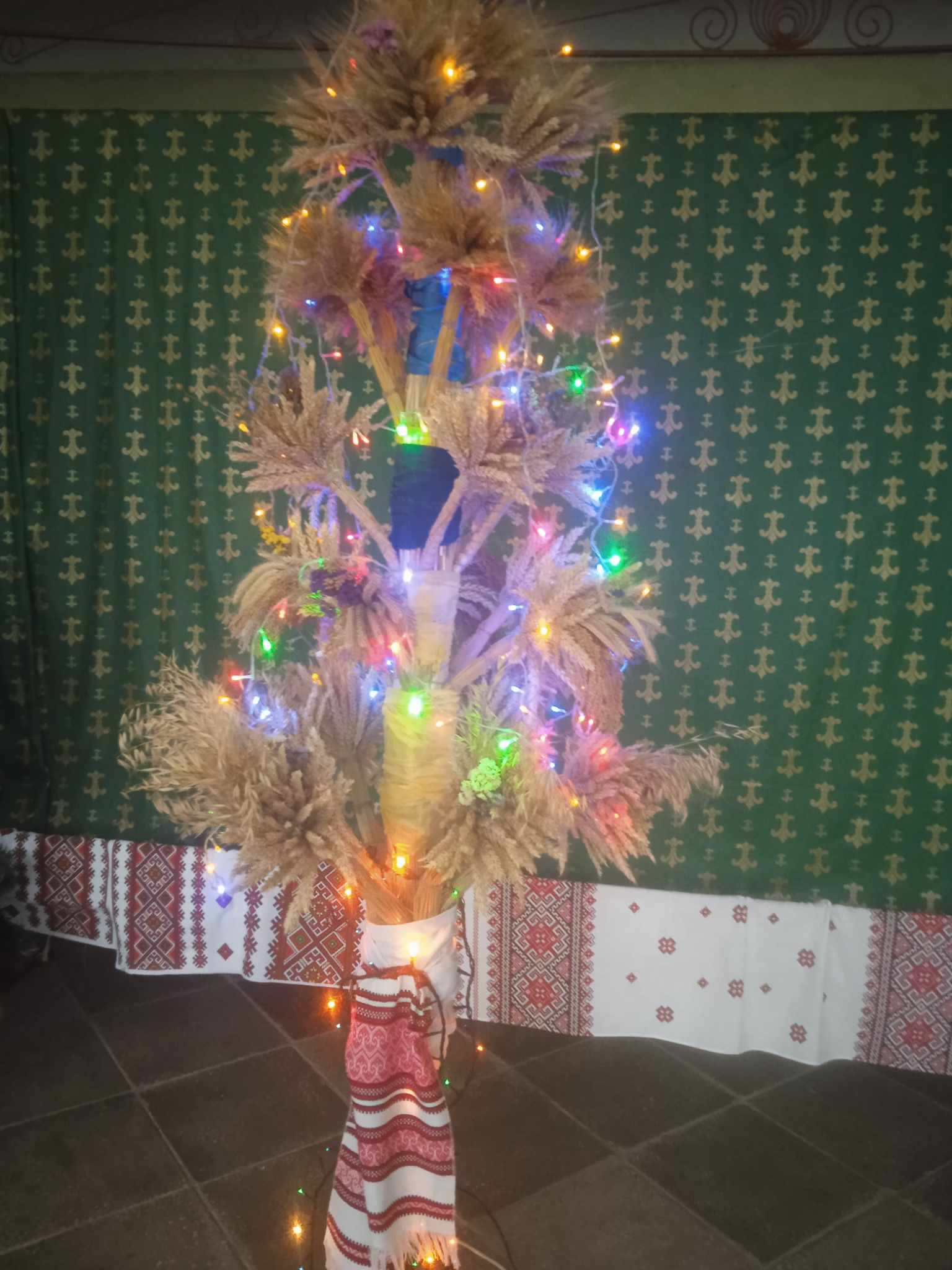 Новини Козятина - фото з Вертеп на подвір’ї, святкові вітрини, дідух у вогнях. Фоторепортаж