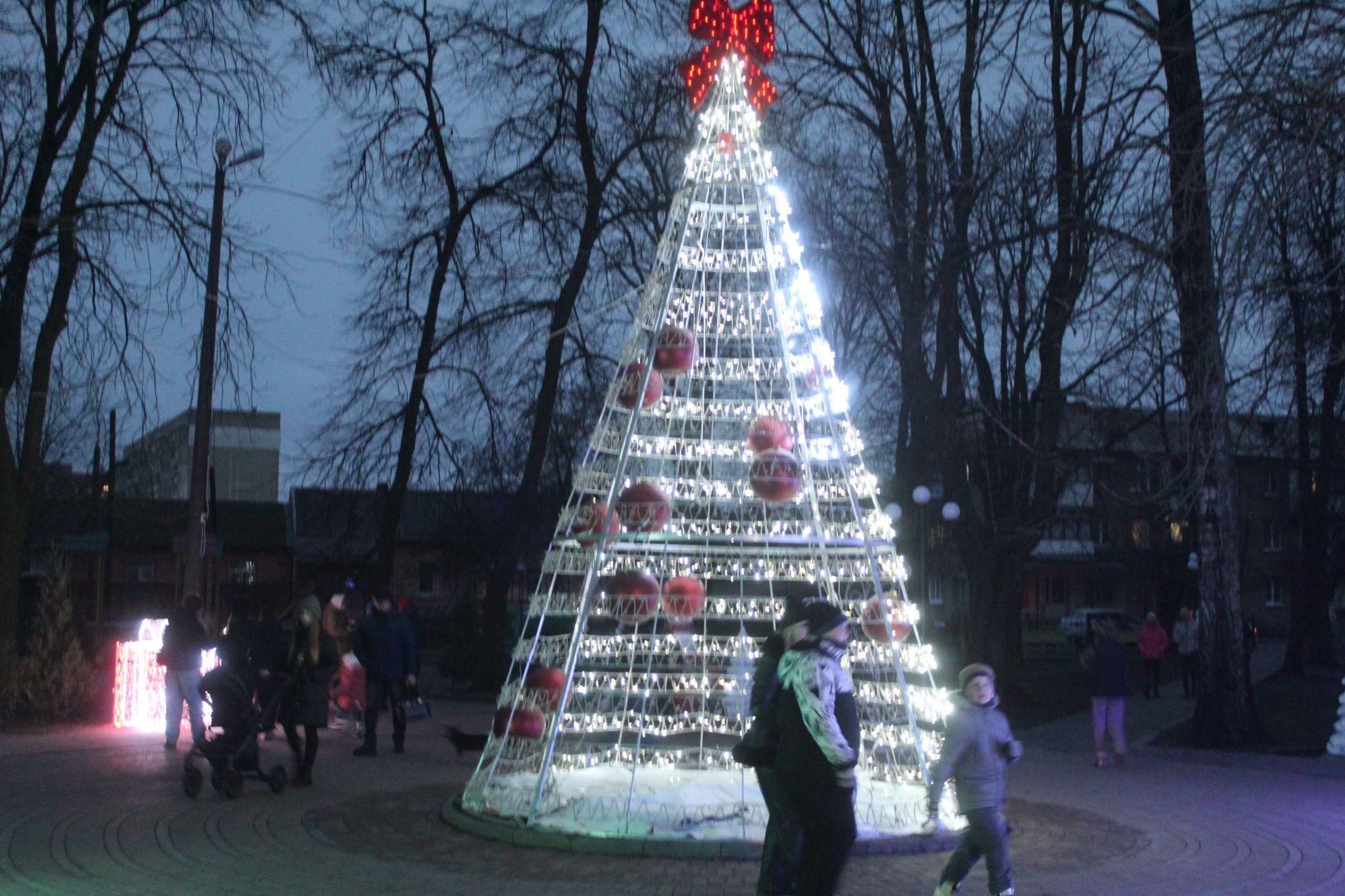 Новини Козятина - фото з Вертеп на подвір’ї, святкові вітрини, дідух у вогнях. Фоторепортаж