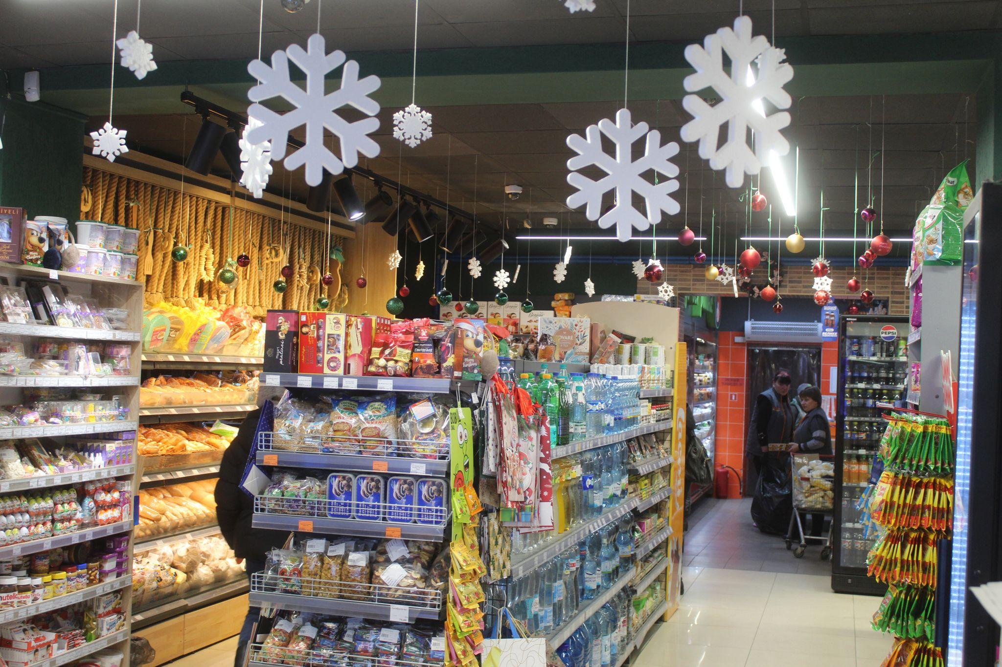 Новини Козятина - фото з Вертеп на подвір’ї, святкові вітрини, дідух у вогнях. Фоторепортаж