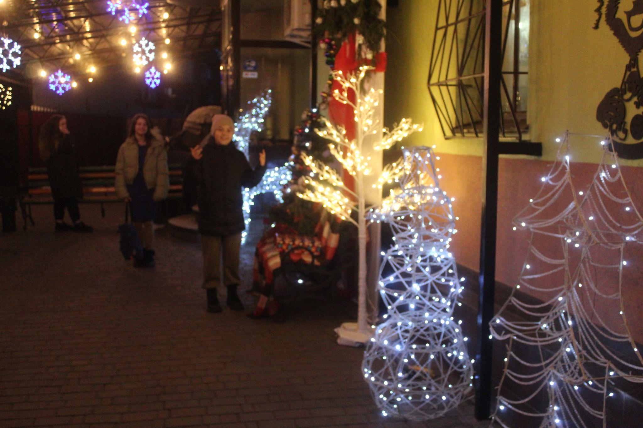 Новини Козятина - фото з Вертеп на подвір’ї, святкові вітрини, дідух у вогнях. Фоторепортаж