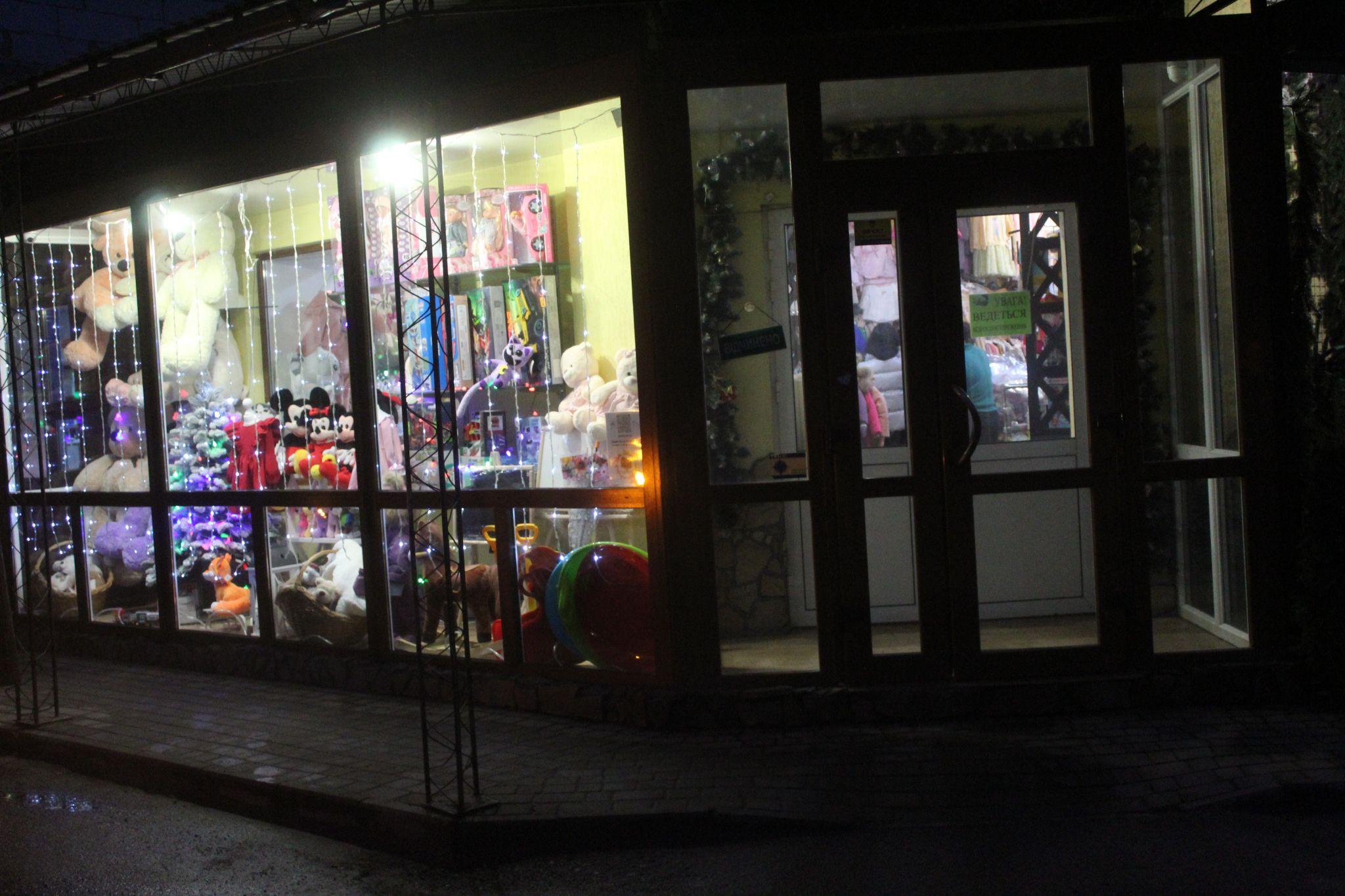 Новини Козятина - фото з Вертеп на подвір’ї, святкові вітрини, дідух у вогнях. Фоторепортаж