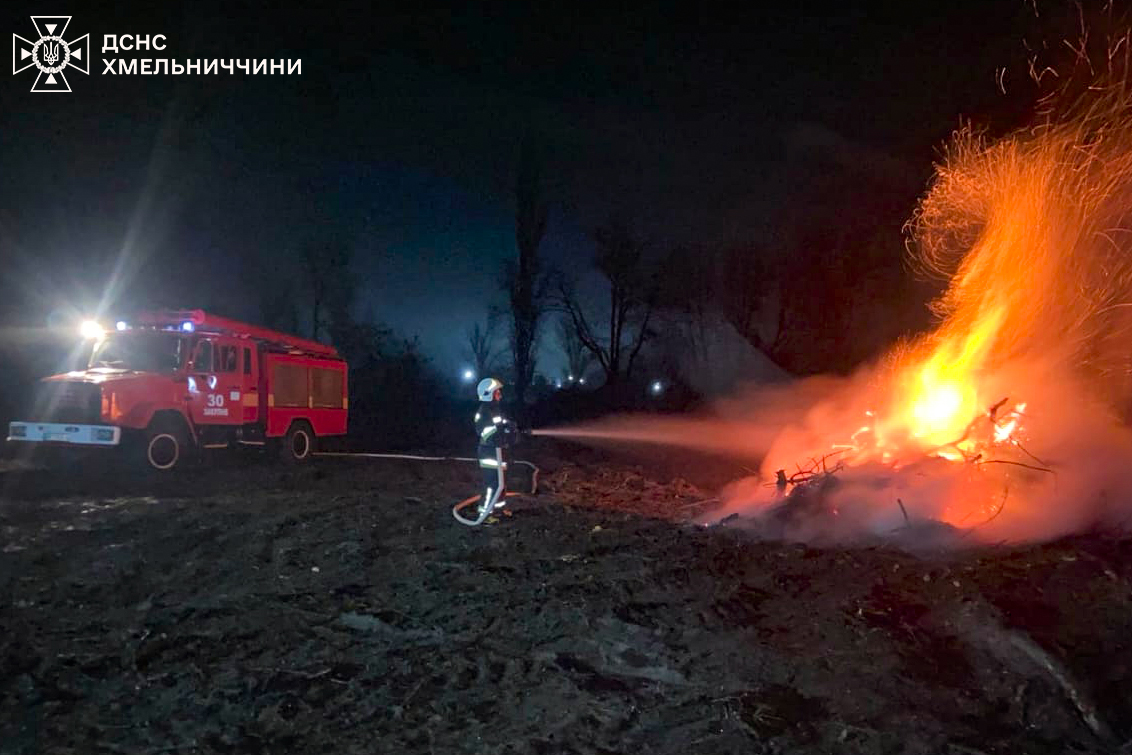 Возможно, это изображение 1 человек, огонь и текст