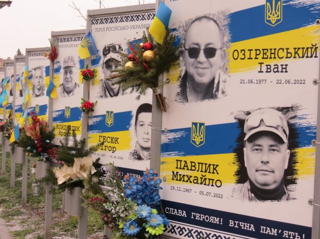 Новини Тернополя - фото з Рідні приносять ялинки та гірлянди до фотографій загиблих воїнів: який вигляд має Алея пам’яті