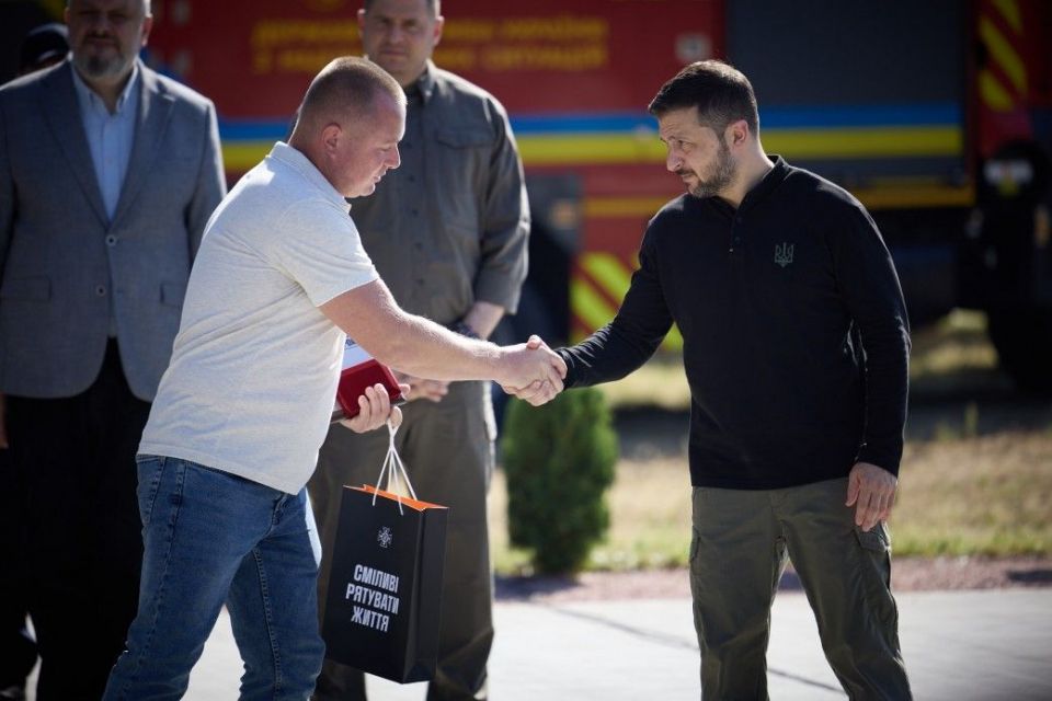 Президент нагородив вчителя із Хмельницького почесним званням «Герой-рятувальник року»