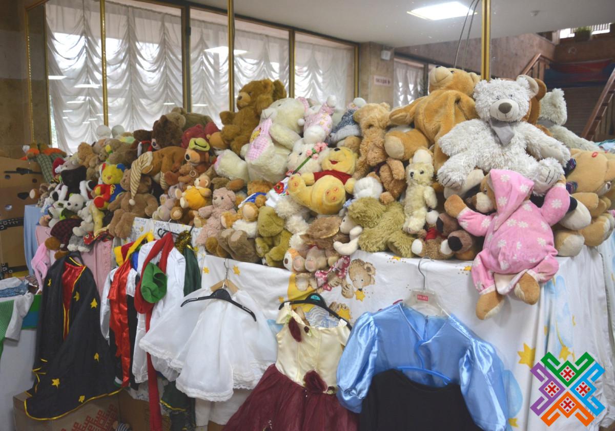 Новини Хмельницького - фото з У театрі Старицького продовжують видавати гуманітарну допомогу: графік роботи