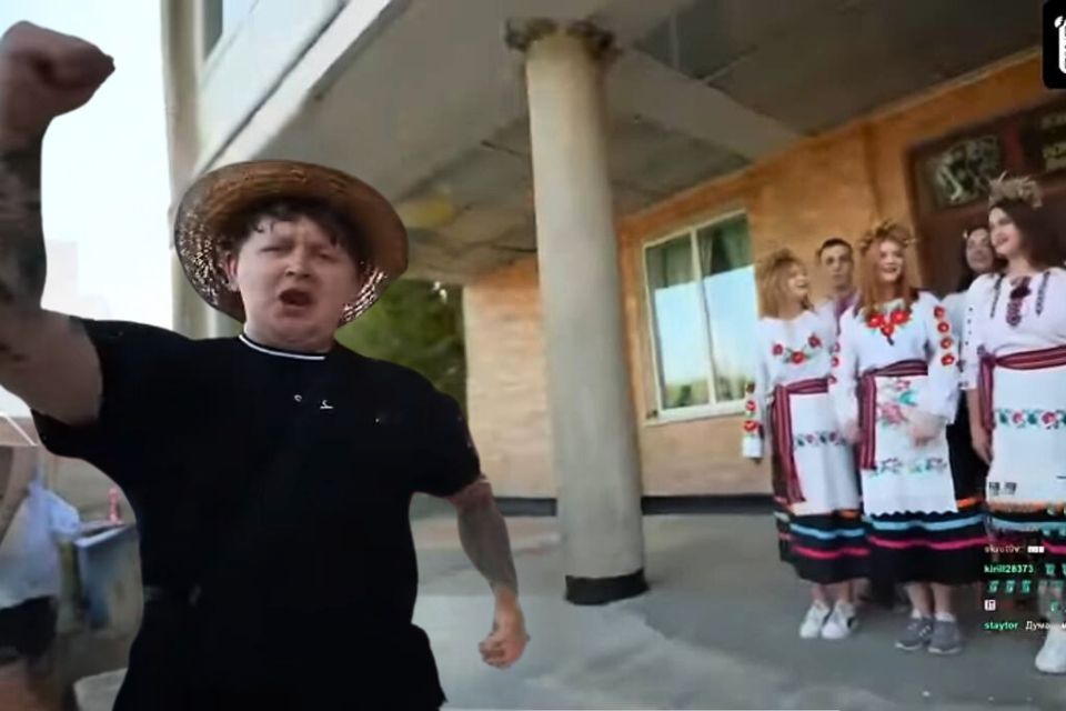 Відомий стример Лебіга приїхав у село на Хмельниччині: деталі візиту