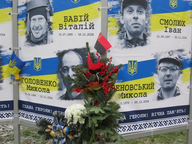 Новини Тернополя - фото з Рідні приносять ялинки та гірлянди до фотографій загиблих воїнів: який вигляд має Алея пам’яті