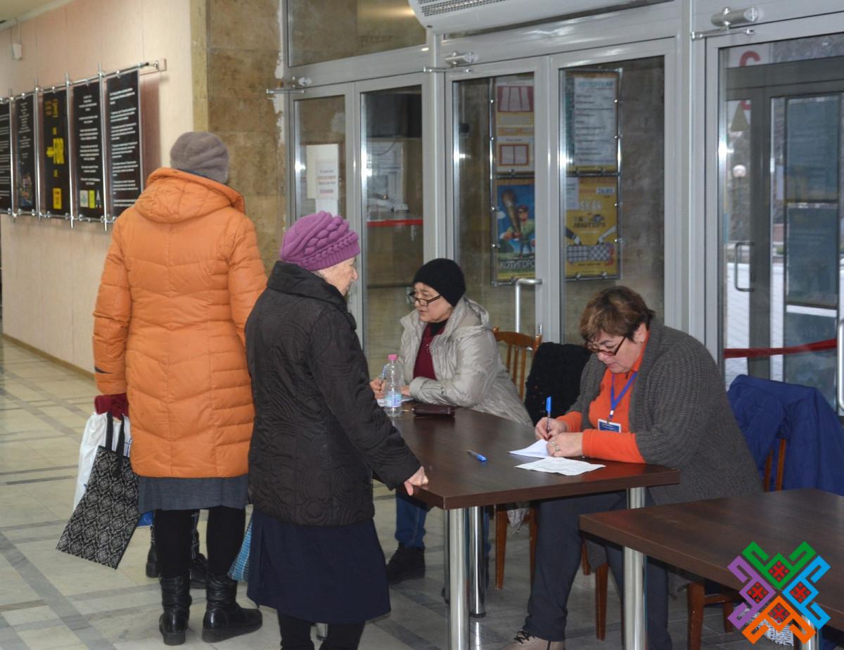 Новини Хмельницького - фото з У театрі Старицького продовжують видавати гуманітарну допомогу: графік роботи