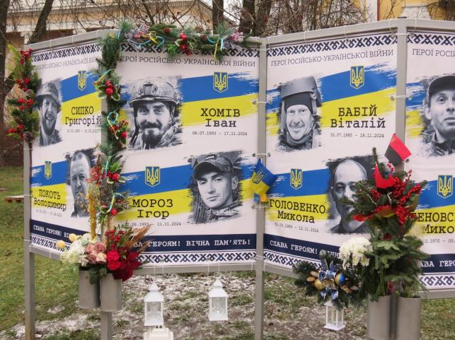 Новини Тернополя - фото з Рідні приносять ялинки та гірлянди до фотографій загиблих воїнів: який вигляд має Алея пам’яті