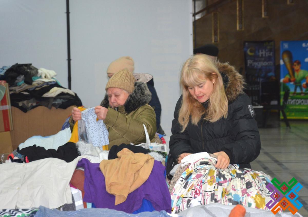 Новини Хмельницького - фото з У театрі Старицького продовжують видавати гуманітарну допомогу: графік роботи