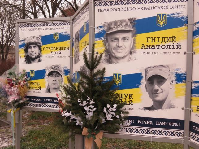 Новини Тернополя - фото з Рідні приносять ялинки та гірлянди до фотографій загиблих воїнів: який вигляд має Алея пам’яті