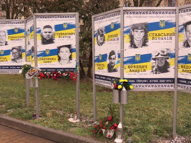 Новини Тернополя - фото з Рідні приносять ялинки та гірлянди до фотографій загиблих воїнів: який вигляд має Алея пам’яті