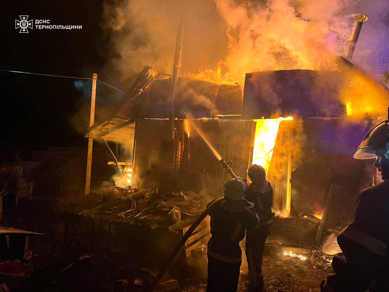 Новини Тернополя - фото з У передмісті Тернополя вночі сталась масштабна пожежа На зображенні може бути: 3 людини, вогонь та текст