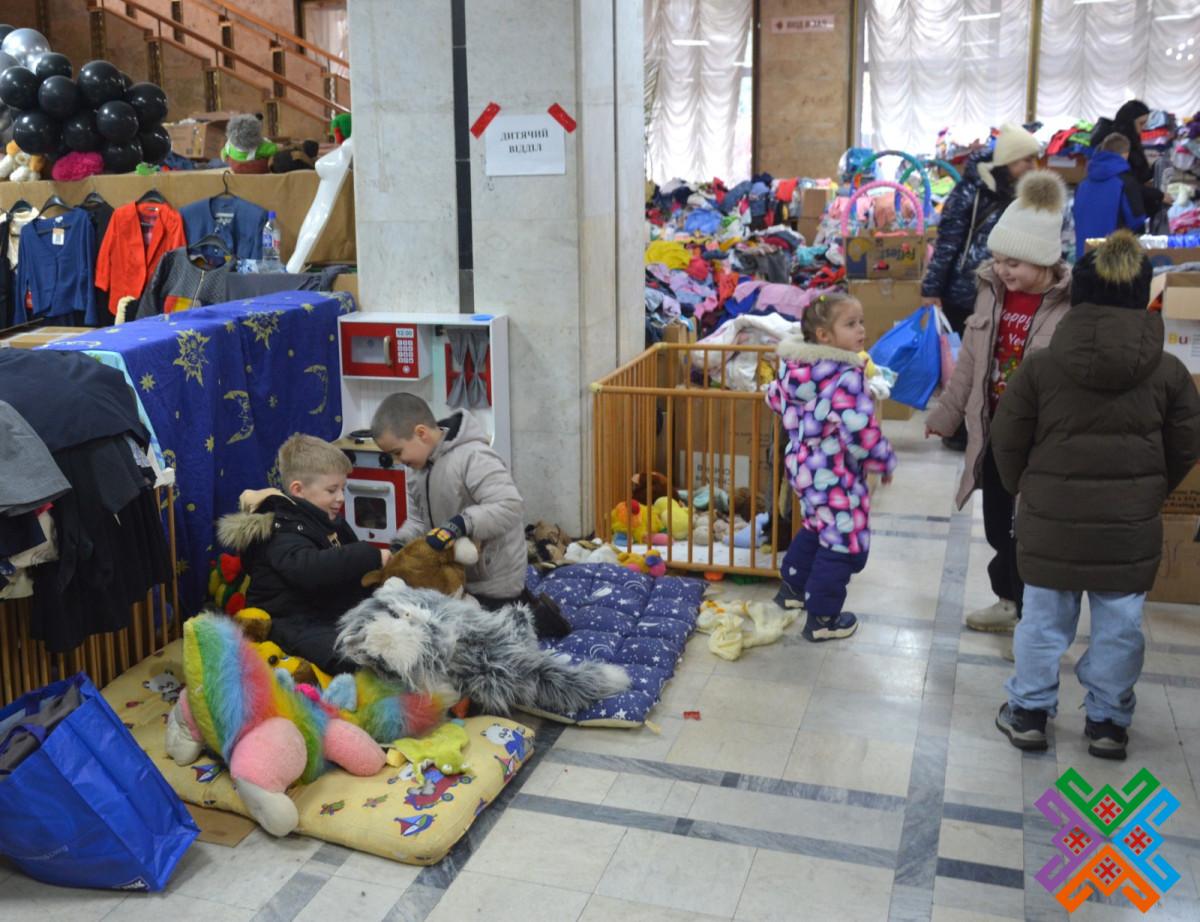 Новини Хмельницького - фото з У театрі Старицького продовжують видавати гуманітарну допомогу: графік роботи