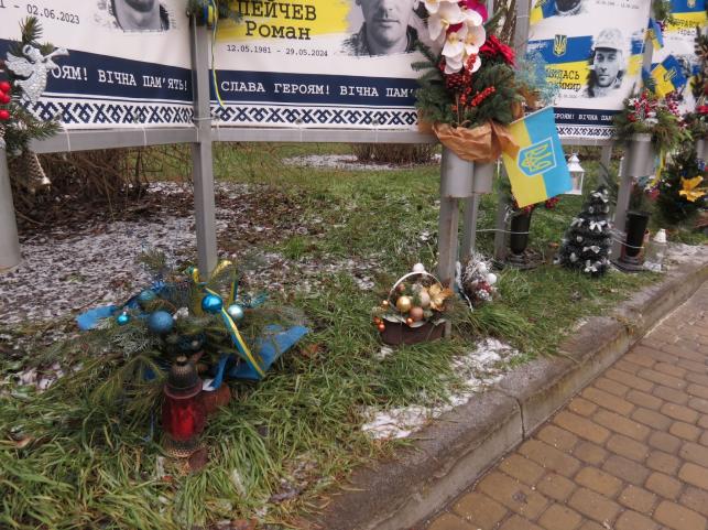 Новини Тернополя - фото з Рідні приносять ялинки та гірлянди до фотографій загиблих воїнів: який вигляд має Алея пам’яті