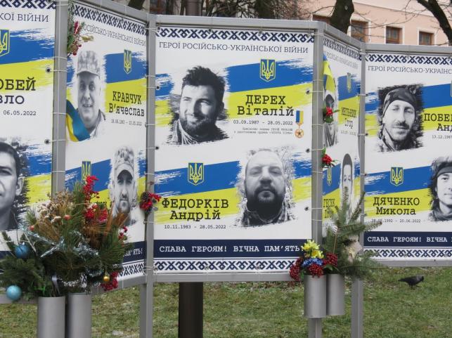 Новини Тернополя - фото з Рідні приносять ялинки та гірлянди до фотографій загиблих воїнів: який вигляд має Алея пам’яті