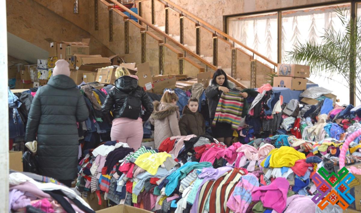 Новини Хмельницького - фото з У театрі Старицького продовжують видавати гуманітарну допомогу: графік роботи