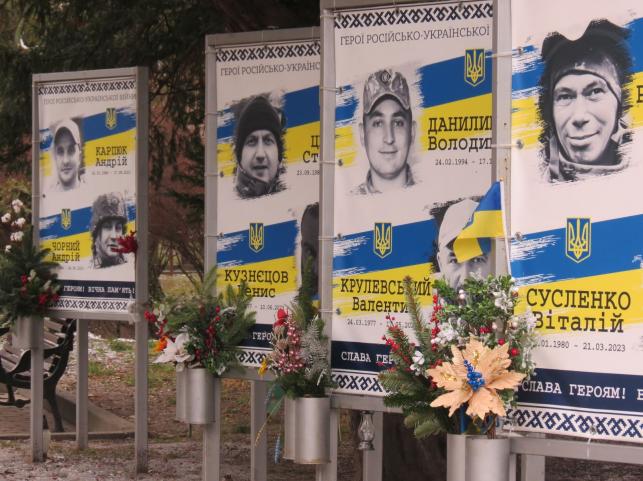 Новини Тернополя - фото з Рідні приносять ялинки та гірлянди до фотографій загиблих воїнів: який вигляд має Алея пам’яті