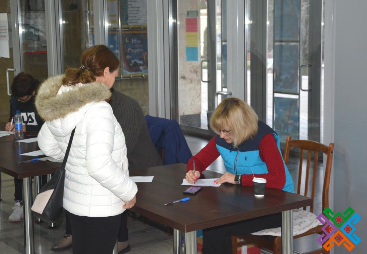 Новини Хмельницького - фото з У театрі Старицького продовжують видавати гуманітарну допомогу: графік роботи