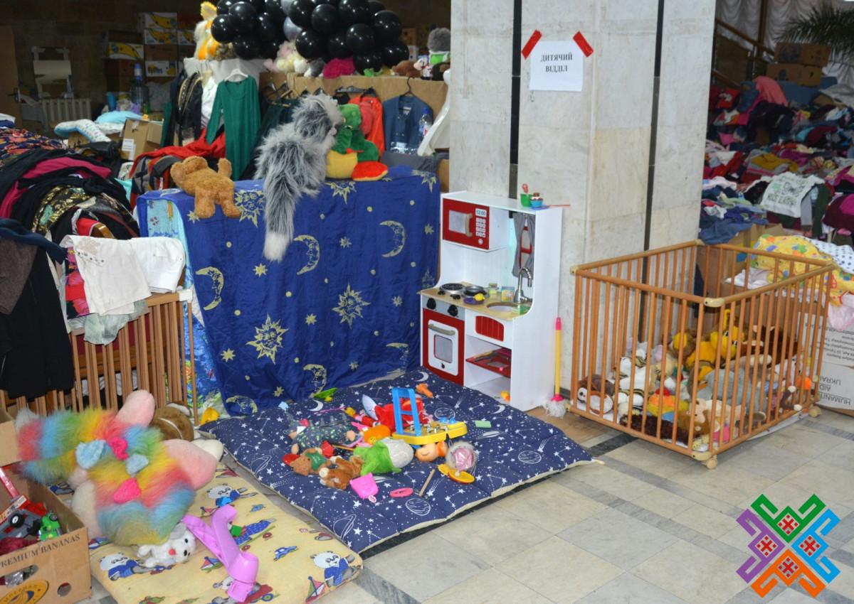 Новини Хмельницького - фото з У театрі Старицького продовжують видавати гуманітарну допомогу: графік роботи