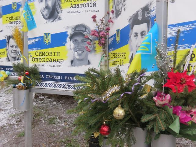 Новини Тернополя - фото з Рідні приносять ялинки та гірлянди до фотографій загиблих воїнів: який вигляд має Алея пам’яті