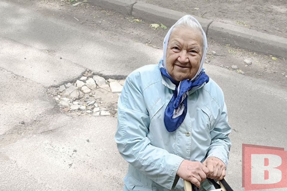 Історія 84-річної Асі Михайлівни, яка камінцями «латає» дороги в Хмельницькому