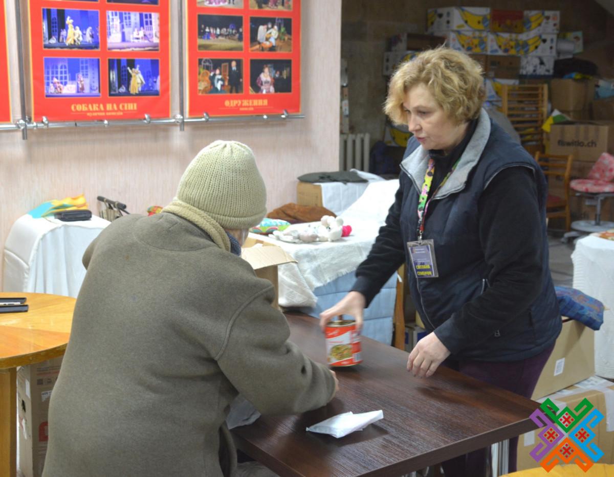 Новини Хмельницького - фото з У театрі Старицького продовжують видавати гуманітарну допомогу: графік роботи