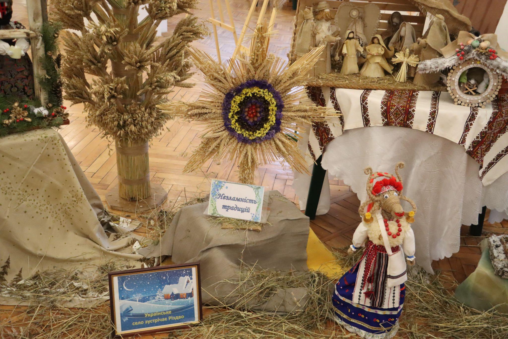 Новини Тернополя - фото з Шопки, прикраси та різдвяна атрибутика: в Українському домі діє виставка дитячих робіт