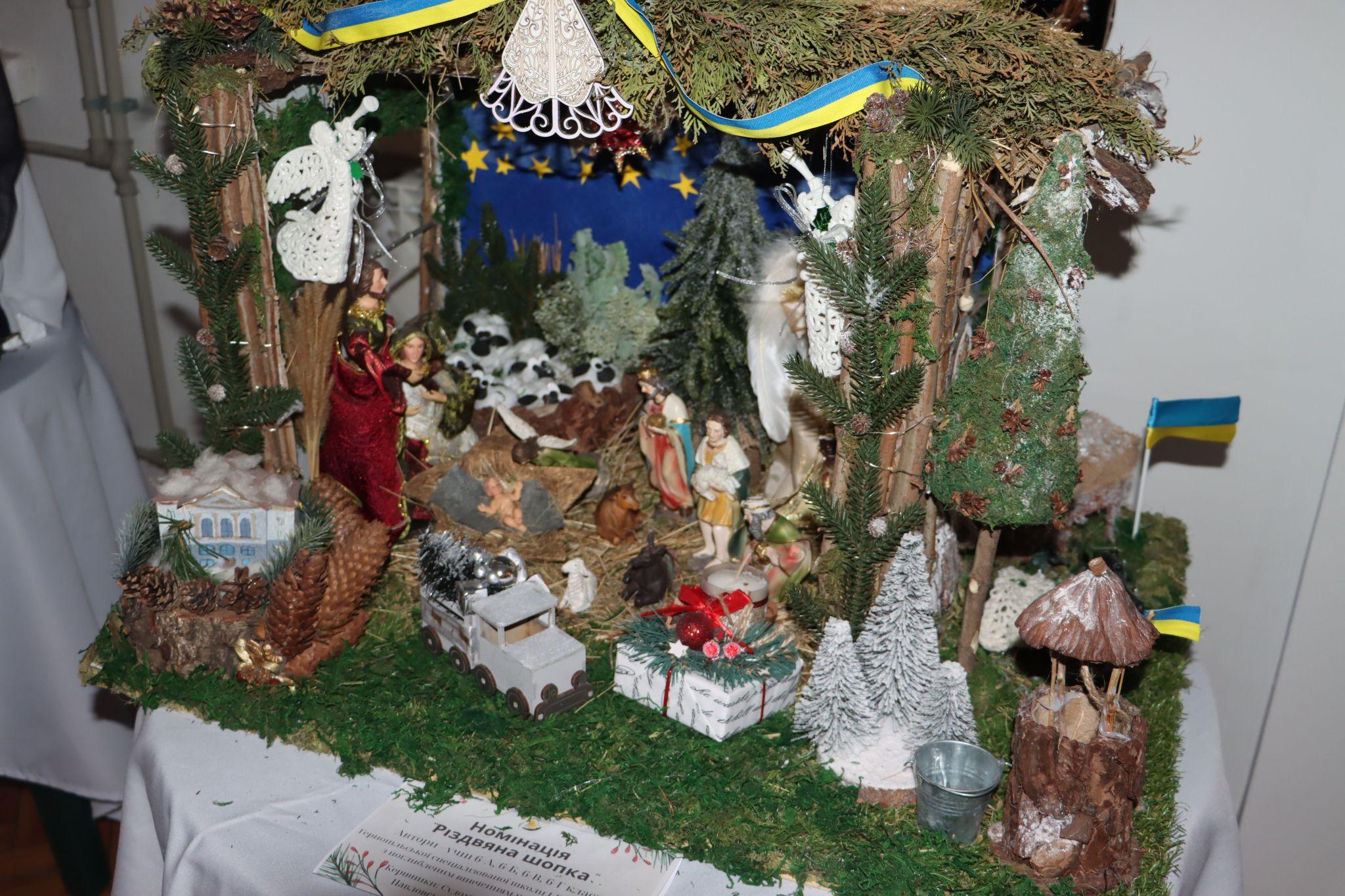 Новини Тернополя - фото з Шопки, прикраси та різдвяна атрибутика: в Українському домі діє виставка дитячих робіт