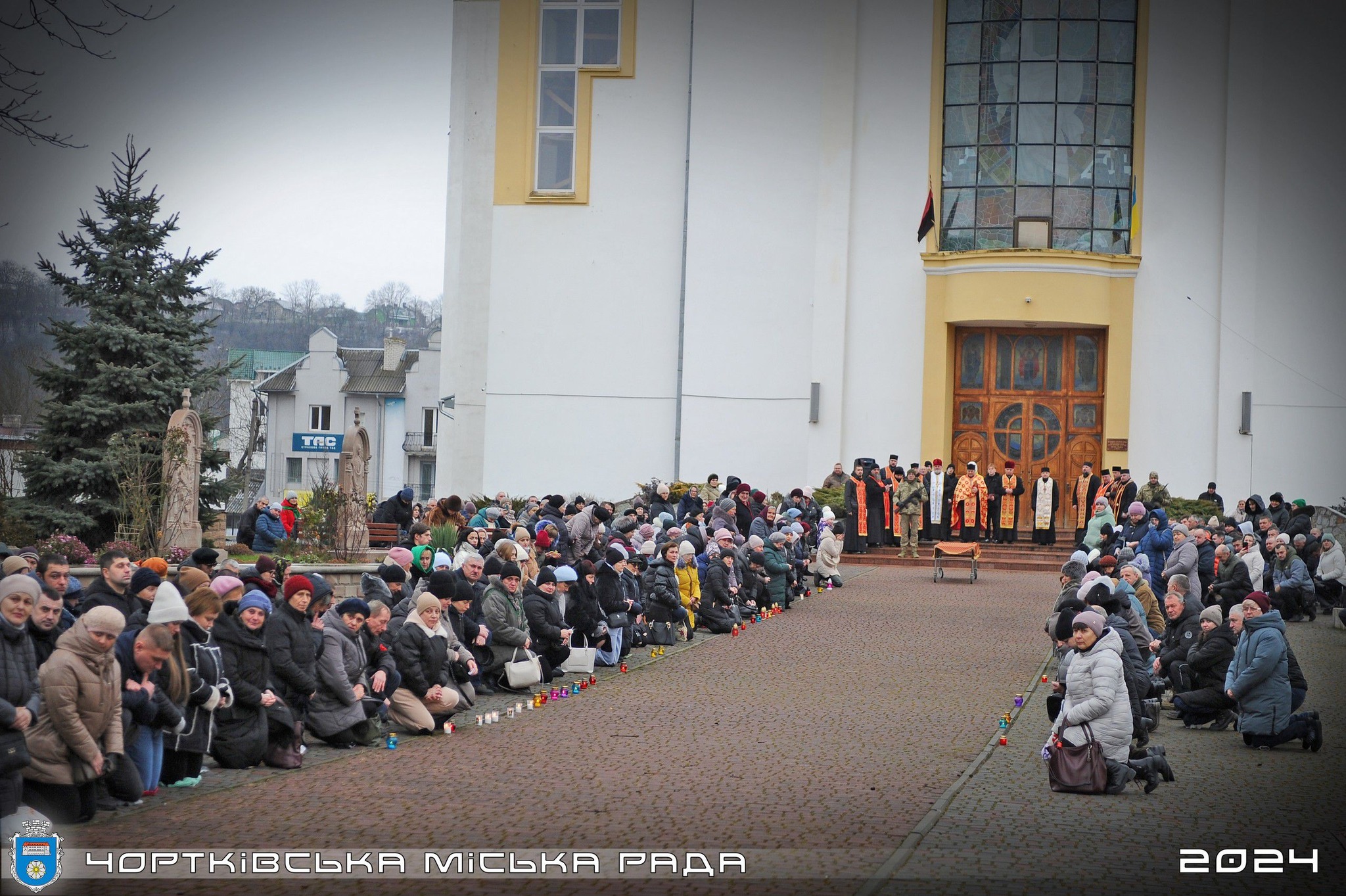 На зображенні може бути: одна або кілька осіб, натовп та текст