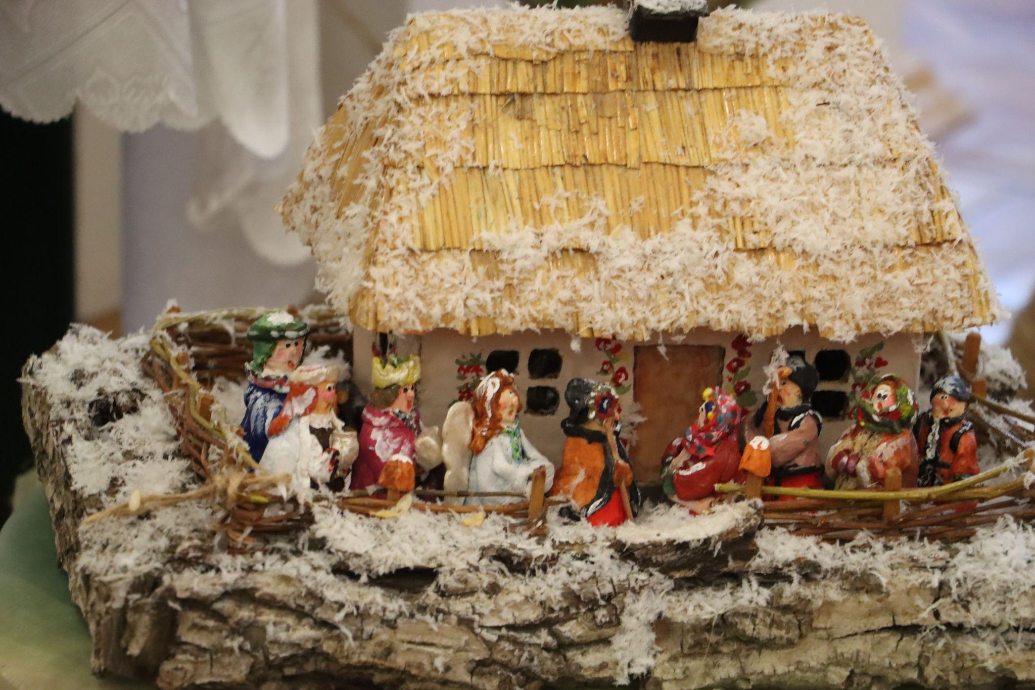 Новини Тернополя - фото з Шопки, прикраси та різдвяна атрибутика: в Українському домі діє виставка дитячих робіт