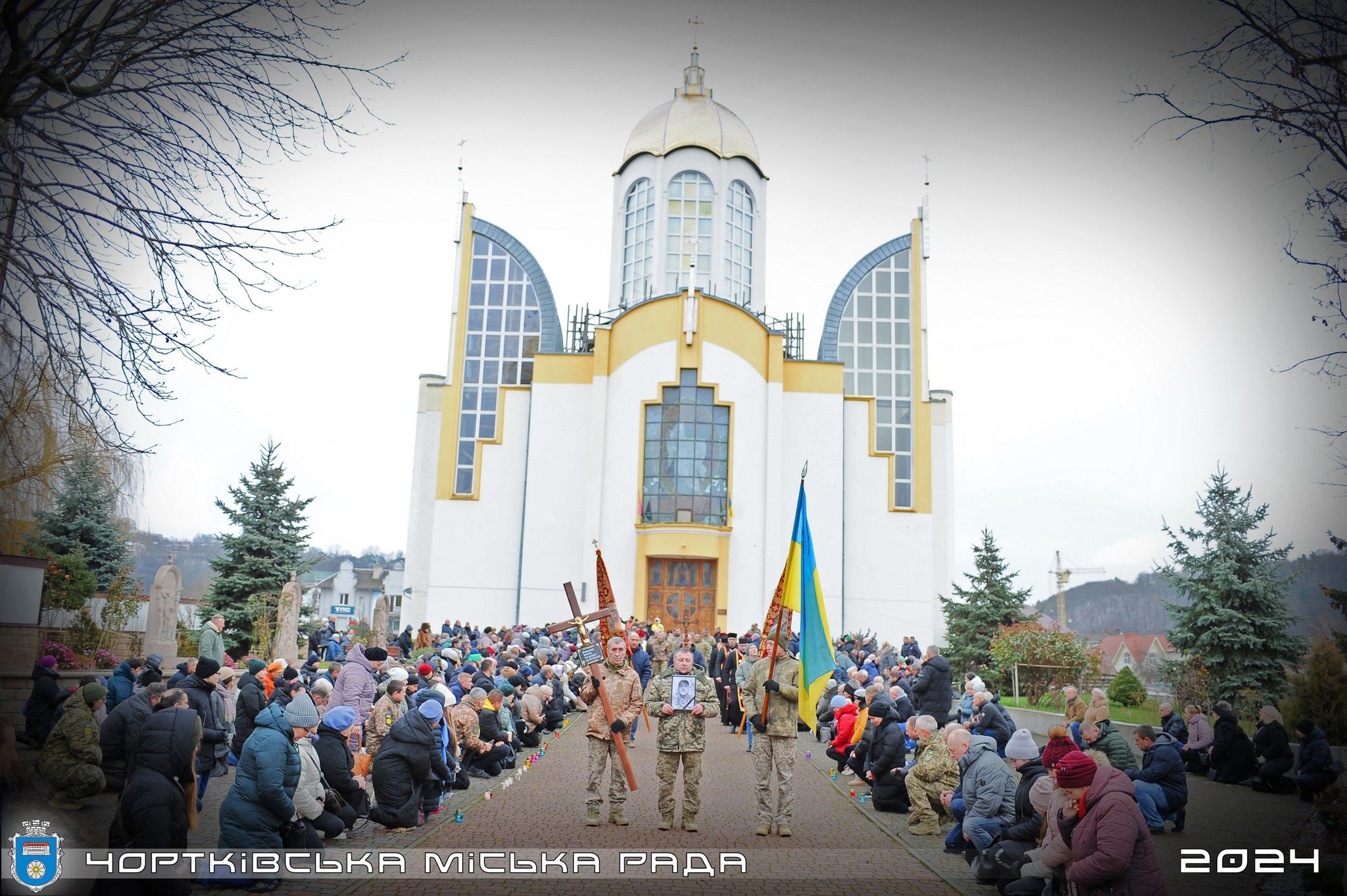На зображенні може бути: 1 особа, натовп, храм та текст